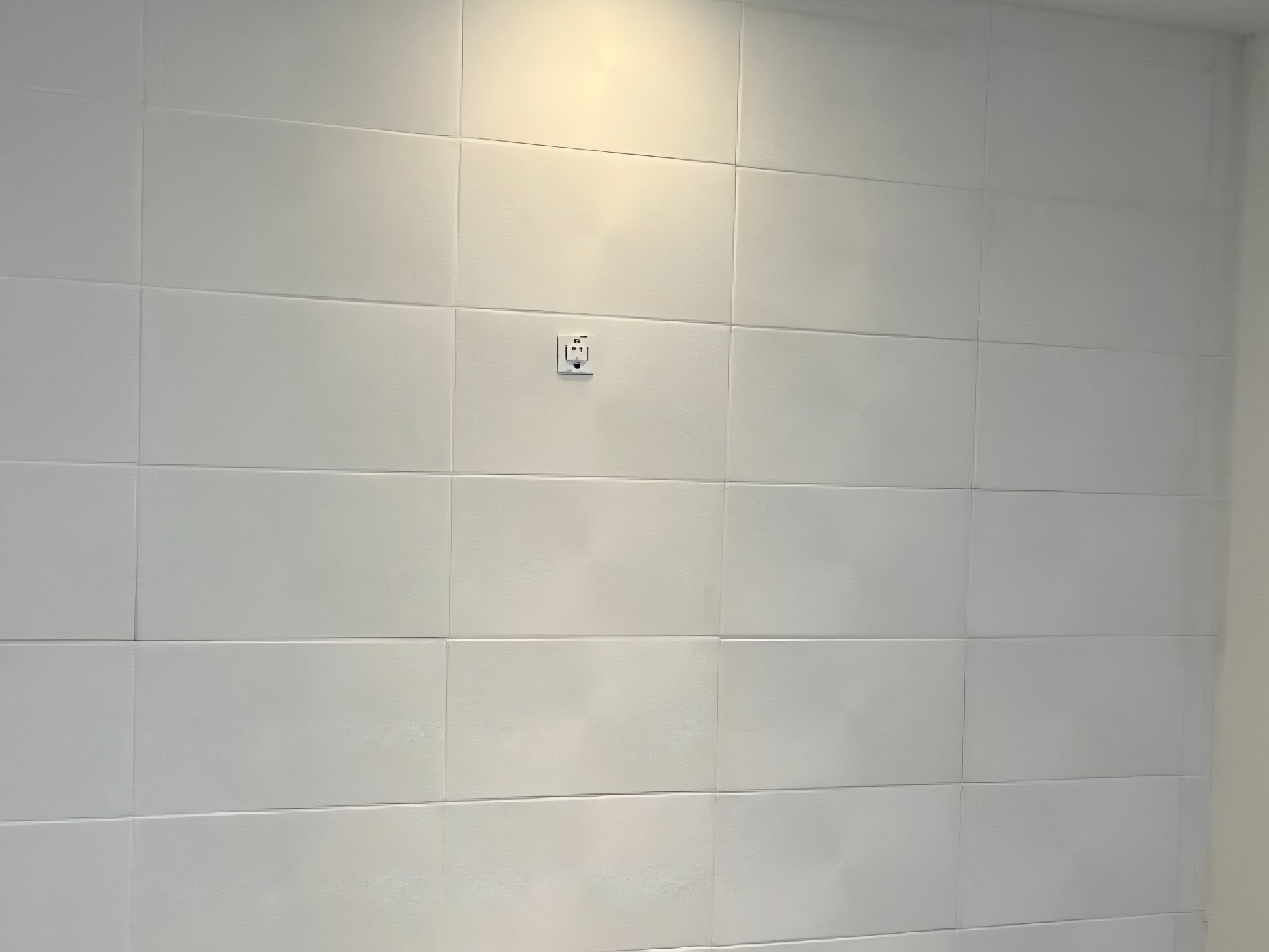 Después: Sala con humedad de cimientos