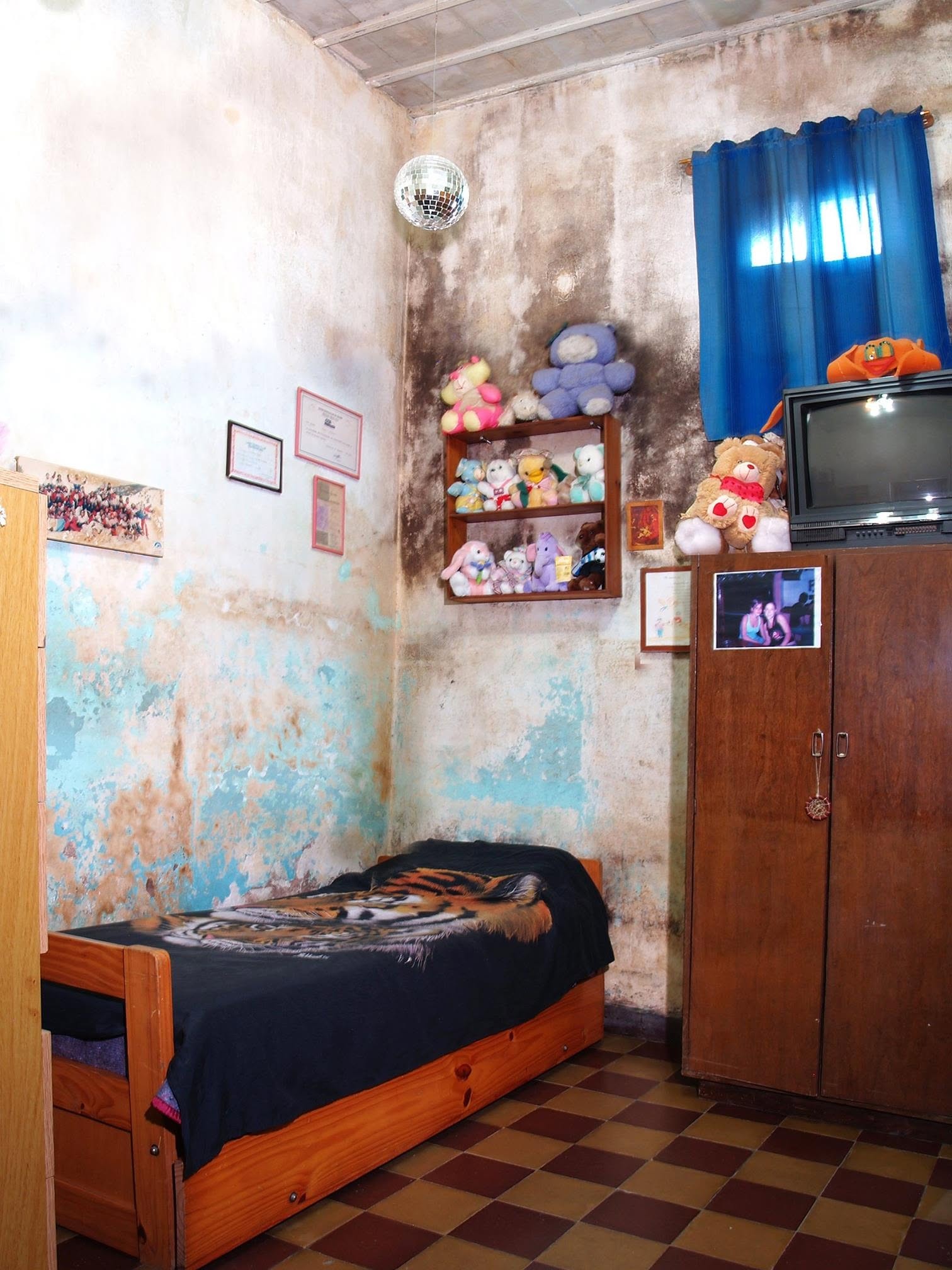 Antes: Dormitorio con humedad y moho