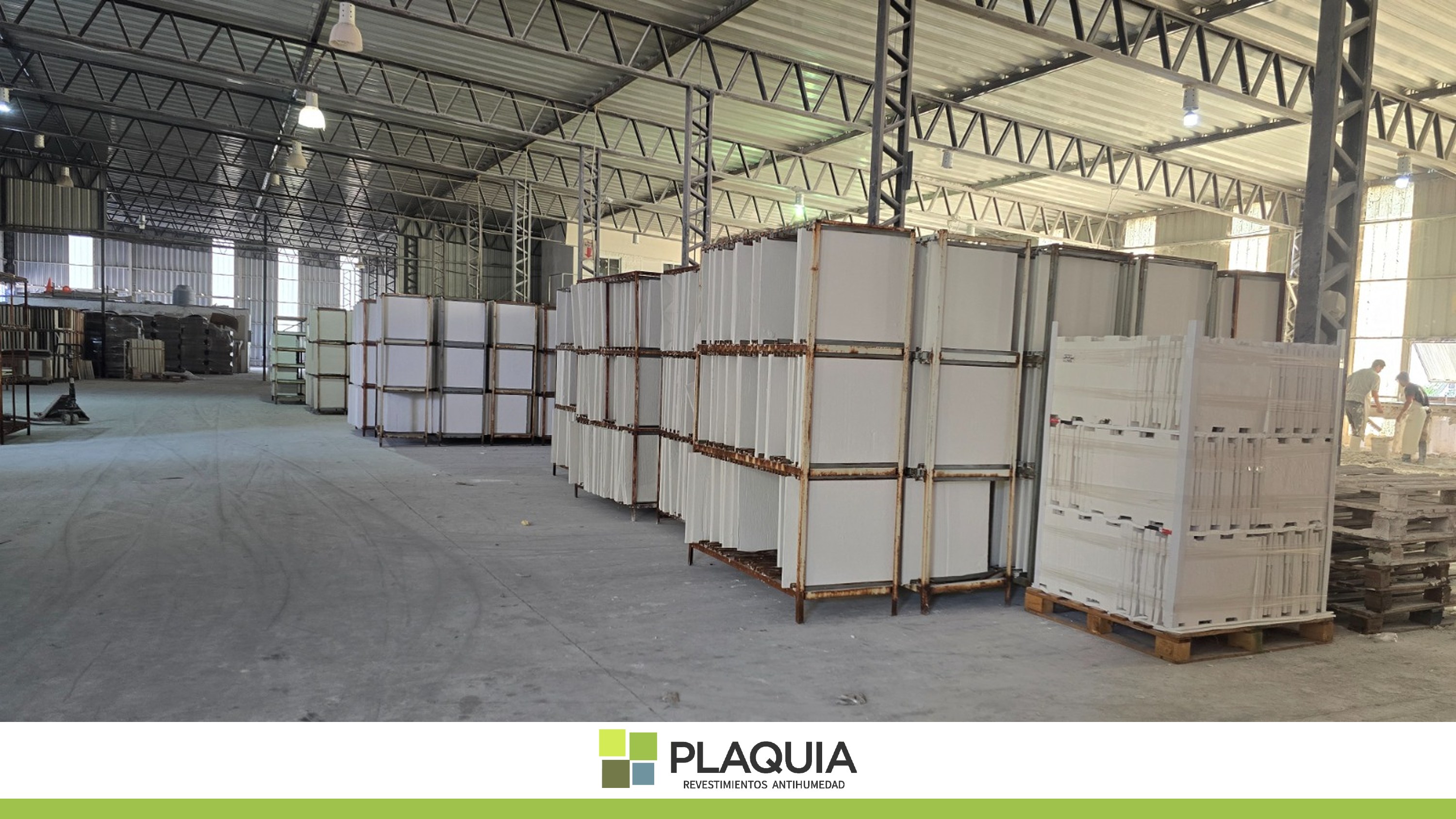 Planta de PLAQUIA en Santa Fe: placas antihumedad terminadas listas para despacho